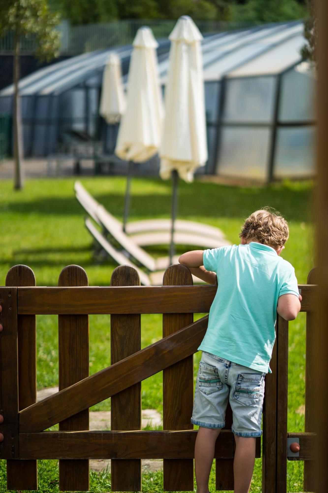 Monchique Resort & Spa Exterior foto A child looking through a fence