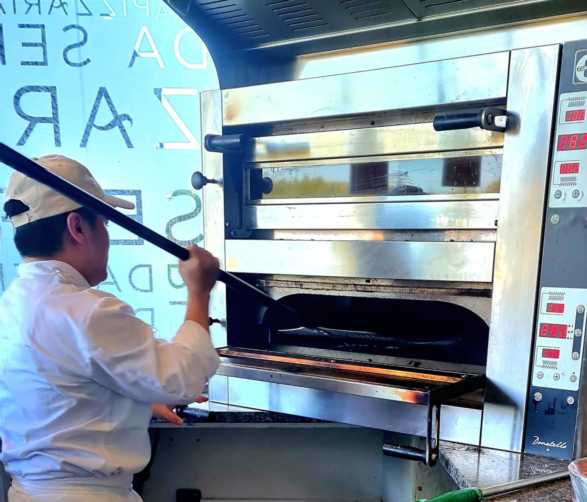 Monchique Resort & Spa Exterior foto A pizzaiolo baking a pizza in a wood-fired oven