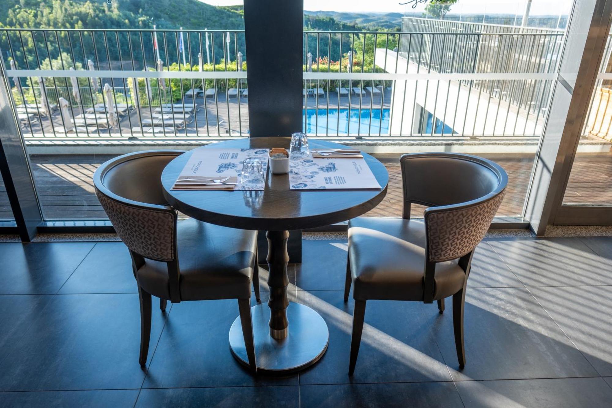 Monchique Resort & Spa Exterior foto A table and chairs